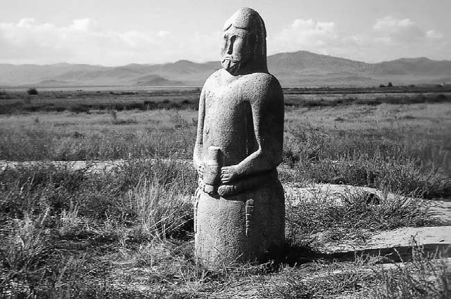 12 Orta Asya Türk Tarihi Resim 1.1 Eski Türklere ait bir heykel ve mezar abidesi (Barl k bozk rlar, Tuva Özerk Cumhuriyeti).