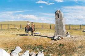 zırhın yanındaki silah ve kamçıda altın işlemelerle süslüdür. Orhun Abideleri Danimarkalı Wilhem Thomsen tarafından çözülmüştür.