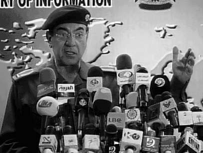 124 Orta Do uda Siyaset Resim 4.13 Irak eski Enformasyon Bakan Muhammed Said el Sahaf ve medya Kaynak: http:// democracyreform. blogspot.com/ 2007/06/lessonfrom-cossacks.