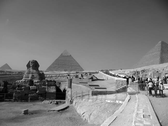 40 Orta Do uda Siyaset Resim 2.3 M s r (Giza) Piramitleri (Kahire) Kaynak: Yazar n Kendi Arflivinden yönetim ve teknik görevler için yeterince yard mc personel ve 4,000 sivil personel bulunacakt.
