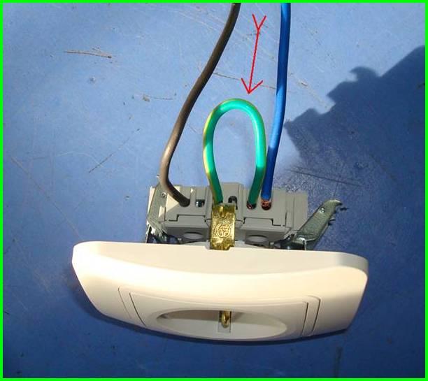 Elektrik tesisatı kontrol edildiğinde Priz üzerinde toprak hattı olmadığı, nötr hattından torak hattına kısa devre kablosu atıldığı