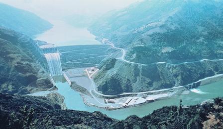 Hasan Uğurlu Barajı Bir de çevre meselesi var. Her baraj yapımında kilometrelerce kare alan sular altında kalmakta, ciddi bir göç sorunu da ortaya çıkmaktadır.