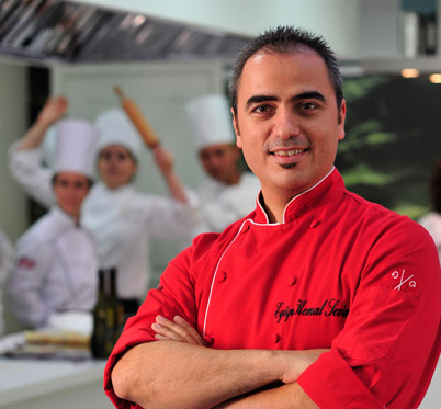 Eyüp Kemal Sevinç kimdir? Eyüp Kemal Sevinç EKS Mutfak Akademisi Kurucu Şefi, TV Program Şefi Baba mesleği olan aşçılığa 1991 yılında başladı.