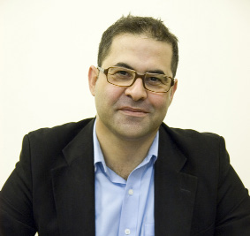 R. Hakan Kırkoğlu kimdir? 1993-2000 yılları arasında bankacılık sektöründe Hazine, Araştırma ve Finansal Kurumlar bölümlerinde görev aldı.
