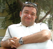 Kadir Çöpdemir kimdir? 1967 yılında Tokat Zile de doğdu. İstanbul Üniversitesi Basın Yayın Yüksek Okulu ndan mezun oldu.