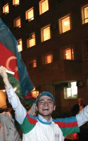 2 3 1. Aliyev, 2008 yılındaki seçimleri yüzde 85 lik bir oranla kazandı. 2. Azerbaycan halkı 2008 yılında Aliyev in cumhurbaşkanı seçilmesini kutlarken. 3. Oy kullanan Azerbaycan vatandaşları.