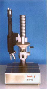 İzin Ölçülmesi ve Sertlik Değerinin Hesaplanması İzin ölçülmesi için cihaza ilave edilmiş metalurji mikroskobu kullanılır.