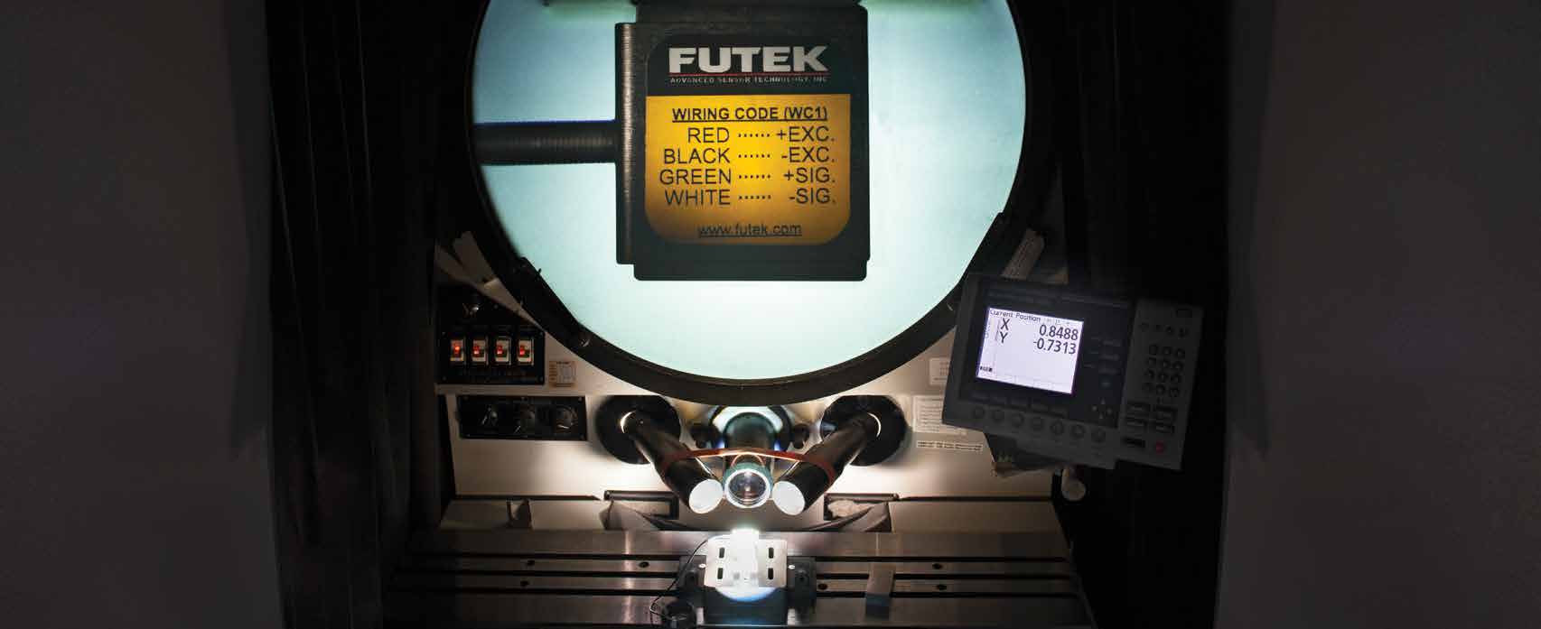 Yük Hücreleri S tipi Mini (LSB200) kalite kontrolünden geçiyor FUTEK 25 yıldır yük hücresi ve kuvvet sensörü tasarımı ve üretimi yapmaktadır.