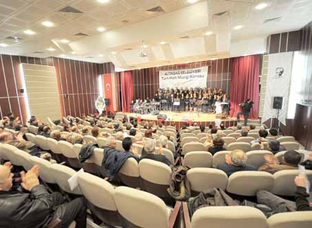 2005 yılında kurulan Türk Halk Müziği Korosu, salonu dolduran Ankaralılara coşku dolu dakikalar yaşattı.