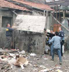SAYFA SAYFA 0201 2 gazetealtındağ GÜNDEM Altındağ daki hurdalıklar kaldırılıyor Altındağ Belediyesi Zabıta Müdürlüğü, ilçenin geneline yaydığı operasyon ve denetimlerini artırdı.