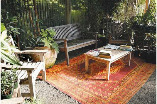 Büyük bir bahçe süslemesi Sarılıcı bitkiler için destek sağlar. 16. Dış mekan mobilyaları rengi ve dokusuyla birlikte düşünülerek seçilmelidir.