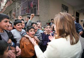 Bugün kentleşme, kitle iletişim araçları, teknolojik altyapı işi kolaylaştıracağına bazen böyle sosyal alanda zorlaştırabiliyor.