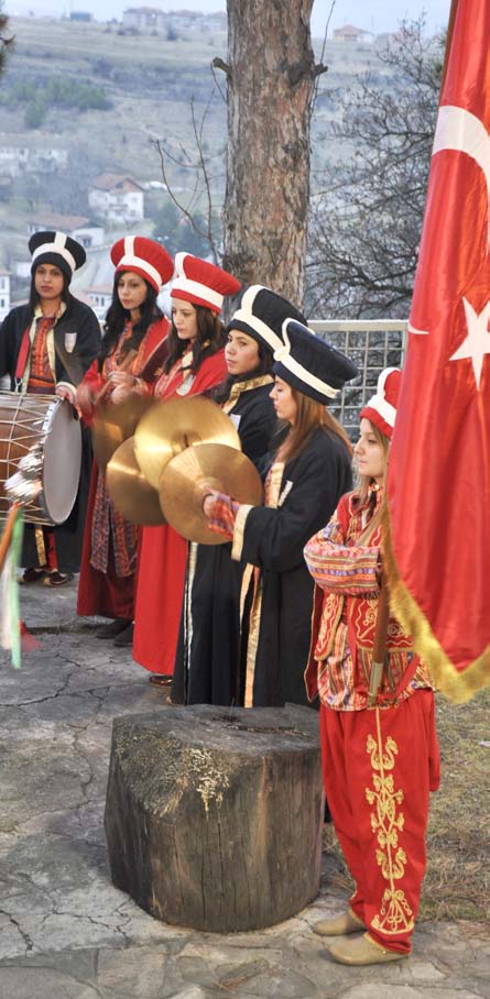 ) yaşlılığın çok yönlülüğü ile etkin olarak uğraşmak için uygun eğitim almalıdır. 9.