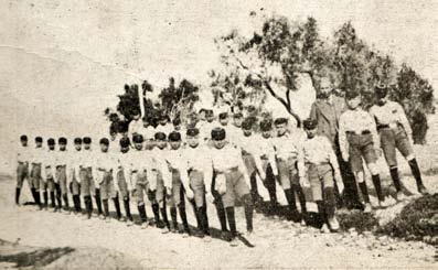 Hatırladığım kadarıyla, yurtta bakılan çocuklar beni alıp gezdirirlerdi. Müdür lojmanı yurdun içindeydi. Daha sonra yurdun planlarını da gördüm.