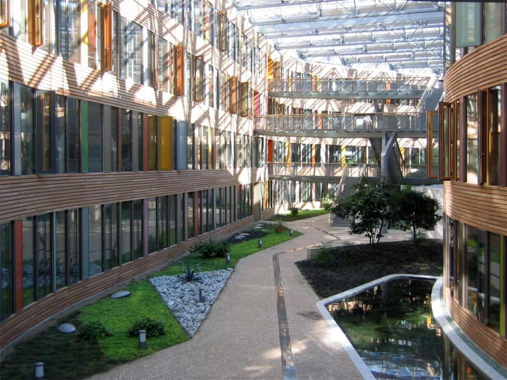 111 Ekolojist olmak istiyorum! komplekse entegre edildi. Yeni binanın en genel hali, bölgenin çok büyük bir kısmı, bir park olarak Dessau halkının girişine açık kalacak şekilde dizayn edildi.