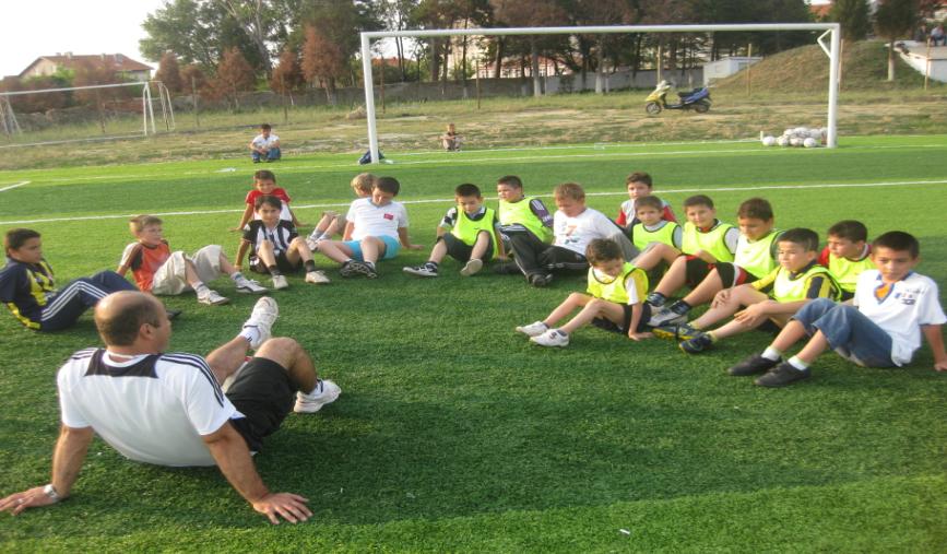 Futbol Kursu KeĢan Belediye BaĢkanlığı Kültür ve Sosyal ĠĢler Müdürlüğünce Halk Oyunları kurslarını açtık. Ayrıca Halk Oyunları kurslarının yürütülebilmesi için tecrübeli personel görevlendirdik.