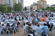 Bu mübarek Ramazan ayında mahalle iftar programları ile bizi bir araya toplayan başta Ümraniye Belediye Başkanı Hasan Can olmak