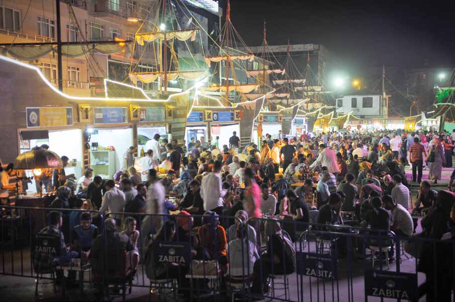 YENiDENÜMRANiYE Ramazan Bu Yıl da Ümraniye de Bir Başka Yaşandı Ramazan ayı boyunca birbirinden güzel etkinliklerin Ümraniyelilerle buluştuğu Ümraniye Meydan daki dev gemide, her akşam düzenlenen