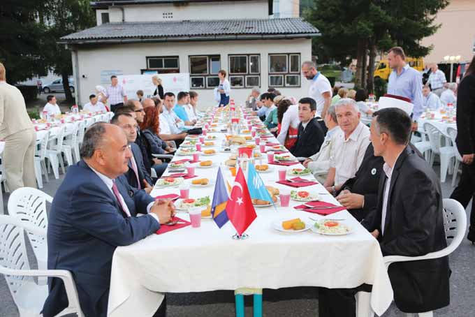 Fojnica halkı adına da teşekkür etti. Ümraniye Belediye Başkanı Hasan Can, Ümraniye de, İstanbul da ve Türkiye de bu iftarlar artık gelenek haline geldi.