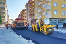 Bugüne kadar 1 milyon 500 bin ton asfalt döken Belediye, ilkbahar dönemi 6 aylık zaman diliminde 150 nin üstünde cadde ve sokağın yenilenmesi ve onarılmasında kullanılmak üzere 76 bin 600 ton asfalt