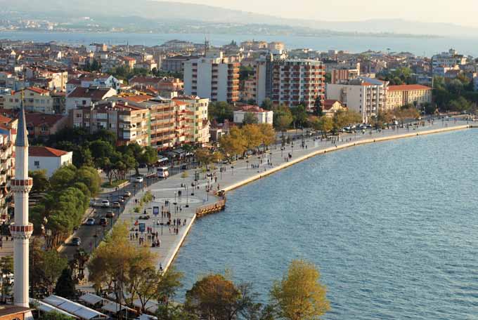 YENiDENÜMRANiYE Destan Yazan Şehir: Çanakkale Çanakkale nin doğusunda ve güneydoğusunda Balıkesir, batısında Ege Denizi, kuzeybatısında Edirne, kuzeyinde Tekirdağ ve Marmara Denizi bulunmaktadır.