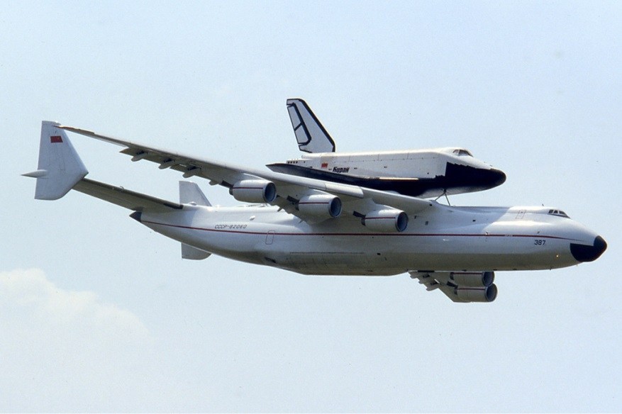 Dünyanın en büyük uçağı An-225 Mriya, taşıdığı Rus uzay mekiği Buran ile Paris fuarı üzerinde (1989) Sovyetler Birliği nin Dağılması ve An-225 Mriya nın Sonu Sovyetler Birliği, 1991 de dağılınca