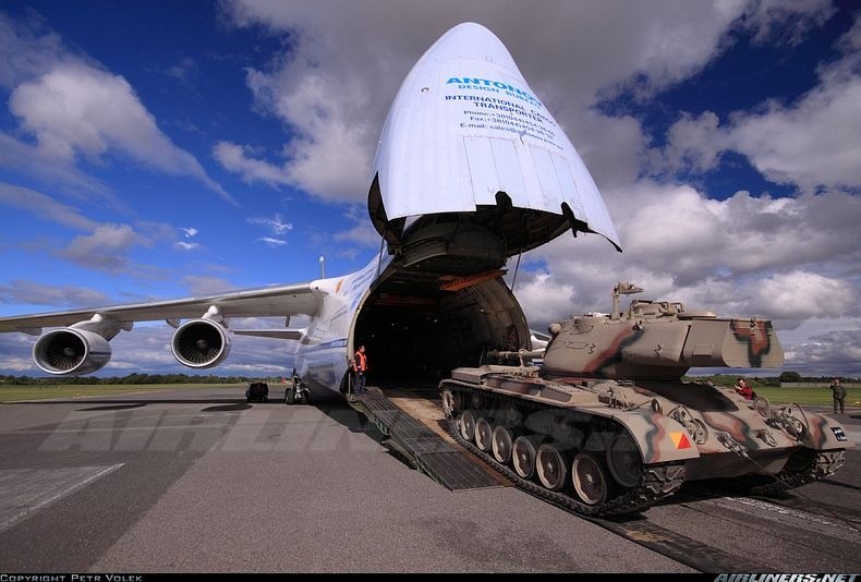 An-225 Mriya uçağına tankların yüklenişi (2001) An-225 Mriya nın Teknik Özellikleri An-225 Mriya, 11 Eylül 2001 de toplam ağırlığı 254 ton olan 4 savaş tankını taşıyarak bir dünya rekoru kırdı.