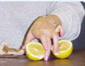 Acaba bu pembe renkli sıvıya ne oldu? Hazırlanan bu çözelti şırınga ile limonun içine sıkılır, Daha sonra limonu kesersek limonun renginin ne olmasını beklersiniz. NaOH bazdır. Limon ise Asidiktir.