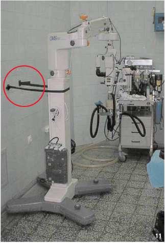 RĠSK AZALTILMASI Fotoğraf 11: YOTA uygulamaları. Ameliyat mikroskopunun sabitlenme çalıģması. Bu tür cihazların tekerleklerinin kilitli olmasına dikkat edilmelidir. (Ġstanbul Polis Hastanesi).