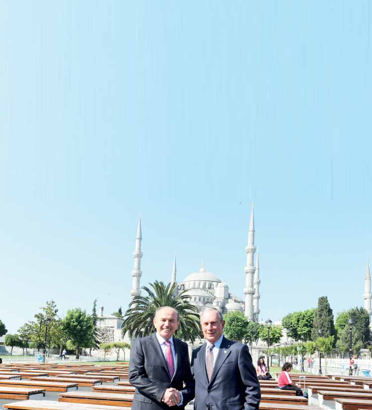 Başkan Michael Bloomberg e İstanbul u gezdirdi Başkan Kadir Topbaş, New York Eski Belediye Başkanı Michael Bloomberg e Tarihi Yarımada yı gezdirdi.