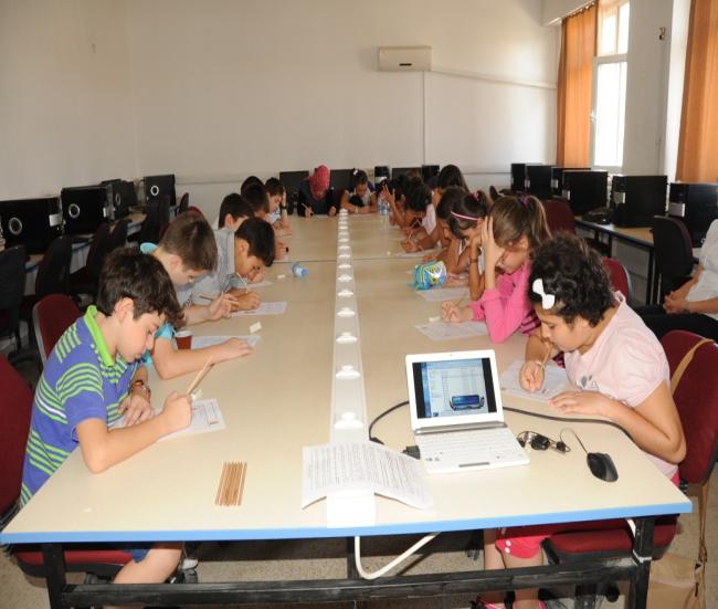 Sınıfa başlayan 20 öğrencinin katılımıyla 29-30 Eylül 2012 tarihleri arasında Üstün Yetenekliler Kendi Robotunu Yapıyor Çalışması * gerçekleştirildi.