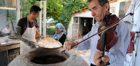 08>09 Konaklarda Yaşam Konaklarda Yazlık Sinema Günleri Tandırın sıcağını kemanla serinletiyor Y Haftada iki gün gerçekleştirilen etkinlik ilgiyle takip ediliyor.