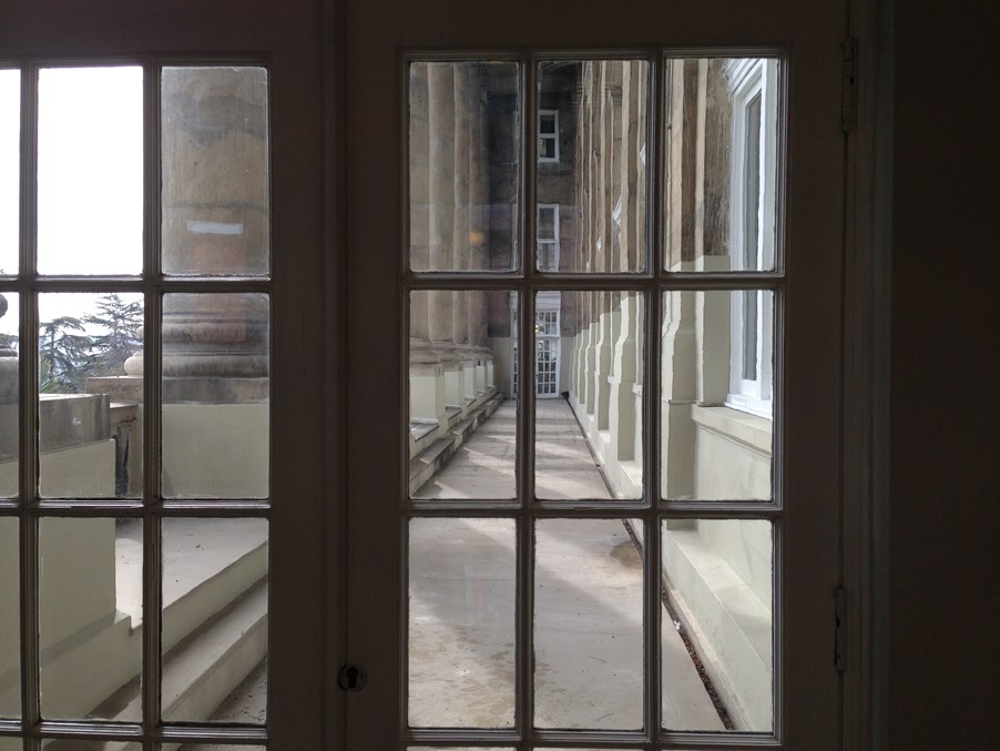 Akademik Usulsüzlük ve Hatalı Davranış Etik Tüzüğüne Aykırı Davranış Örnekleri: Yoklamalar, sınavlar Erendağ, Gülen. Library Balcony. 2012. Photograph. Robert College, Istanbul.