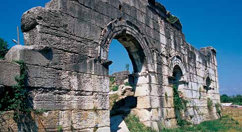 Batı Karadeniz in ayakta kalan tek antik kenti olan Düzce nin tarihi MÖ 1390-800 yılları arasında hüküm süren Hitit (Eti) Medeni yeti ne kadar uzanır.