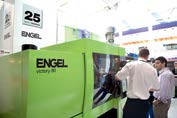 Fuarın tamamı boyunca ENGEL e-motion 50 TL dünyada bir ilk olan bir diğer ürün ENGEL e-pic robot ile entegre bir şekilde Friedrichshafen de çalışmıştır.