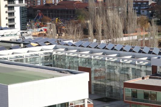 görüyordum. Ülkemizde daha etkin, daha uzun süreli güneşimiz var. Niye güneş panellerini kullanıp da bu tip yenilebilir enerjinin ülke ekonomisine katkıda bulunmasını sağlamıyoruz?