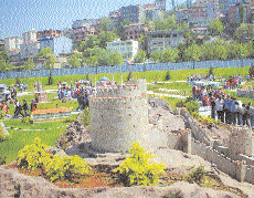 İstanbul Büyükşehir Belediyesi ile kardeş şehir Shimonoseki Belediyesi nin işbirliğiyle yapımı tamamlanan Japon Bahçesi,