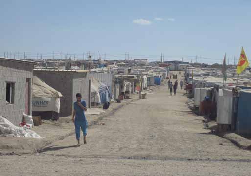 ORTADOĞU STRATEJİK ARAŞTIRMALAR MERKEZİ Dumiz kampının genel görünümü Su ve atık su sistemleri kurulmuş, mültecilerin kayıt altına alınacağı yerler oluşturulmuş, mültecilerin yakında bulunan Duhok