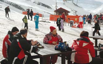 Kayak, snowboard gibi yaygın olarak yapılan aktivitelerin yanı sıra buzda satranç olarak da bilinen körling sporunu deneyebilirsiniz.