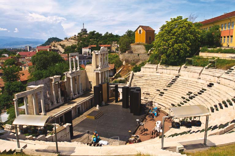 40 Bulgaristan da bulunan Roma kalıntıları arasında en önemli olan tiyatroda Yunan dilinde yazılmış yazıtlar ve steller göze çarpıyor.