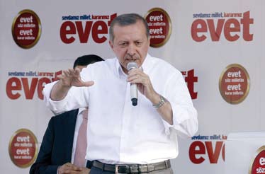 ve parlamentoyu gerilettiği vurgulanmaktadır. Referandumu benimseyen anayasalarda özgürlük alanı, vergi ve uluslararası ilişkiler gibi konularda referandum yasakları benimsenebilmektedir.