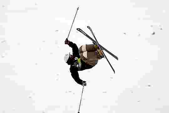 Telemark dönüşleri dıştaki kayakta topuğun düz olmasıyla, içteki kayağın ise ise bükülmüş dizle ve yükseltilmiş topukla kayakçının vücudunun altına itilmesiyle yapılır.