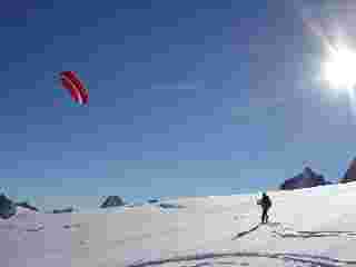 3.1.9 Kar Uçurtması Kar uçurtması, çok geniş arazide, karla kaplı çayırlıklarda ve hatta donmuş göl üzerinde uygulanan nispeten yeni bir kış sporu dalıdır.