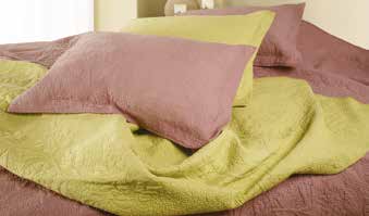YATAŞ ın modayı ve şıklığı evlerin detaylarına işleyen ev tekstil serisi Puffy Select in yeni Lüx abiye yatak örtüleri, yatak odanızı baştan yaratacak. % 100 polyester,suni tafta kumaş.