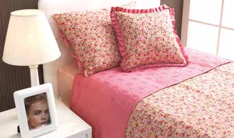 Ayrıca 2 adet uyuma yastığı ve çarşafı ile birlikte yatak örtüsü gibi de kullanılacak bir pike takımıdır. Ürünlerin hem tek hem de çift kişilikleri bulunmaktadır.
