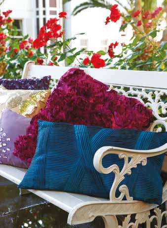 % 100 polyester kumaş Üzeri el yapımı ile dekorlu İçi dolu olarak satılmaktadır Farklı renk, ölçü ve tasarım seçenekleri bulunmaktadır.