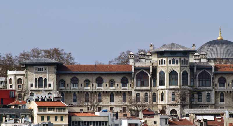 Milli Eğitim Bakanlığı, İstanbul Erkek Lisesi gibi çok farklı bir okulun öğretmenlerini göstermelik bir eşitlik bahanesi arkasına sığınarak ve rotasyonu gerekçe göstererek sağa sola dağıtmamalıdır.