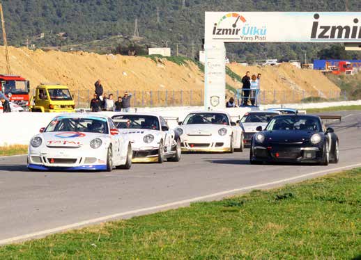 2013 sezonunda Türkiye Şampiyonası nda dereceye giren pilotlarında aralarında yer aldığı yarışmacılar arasında yaşanan seyir zevki yüksek mücadele, bahardan kalma bir Ege gününde İzmirli Otomobil