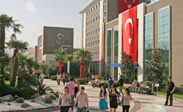 Yaşar Üniversitesi Yaşar Üniversitesi, Türkiye nin Batı Bölgesinde yer alan İzmir de 2001 yılında Selçuk Yaşar Spor ve Eğitim Vakfı tarafından kurulan özel bir üniversitedir.