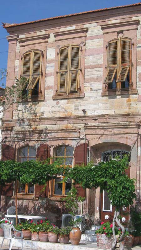 Foça Öğretmenevi Günümüzde Foça nın simgesi olan yapılardan biridir. Foça daki Rumların ilkokul binasıdır. 1993 yılında onarım görerek öğretmenevi olarak hizmete açılmıştır.